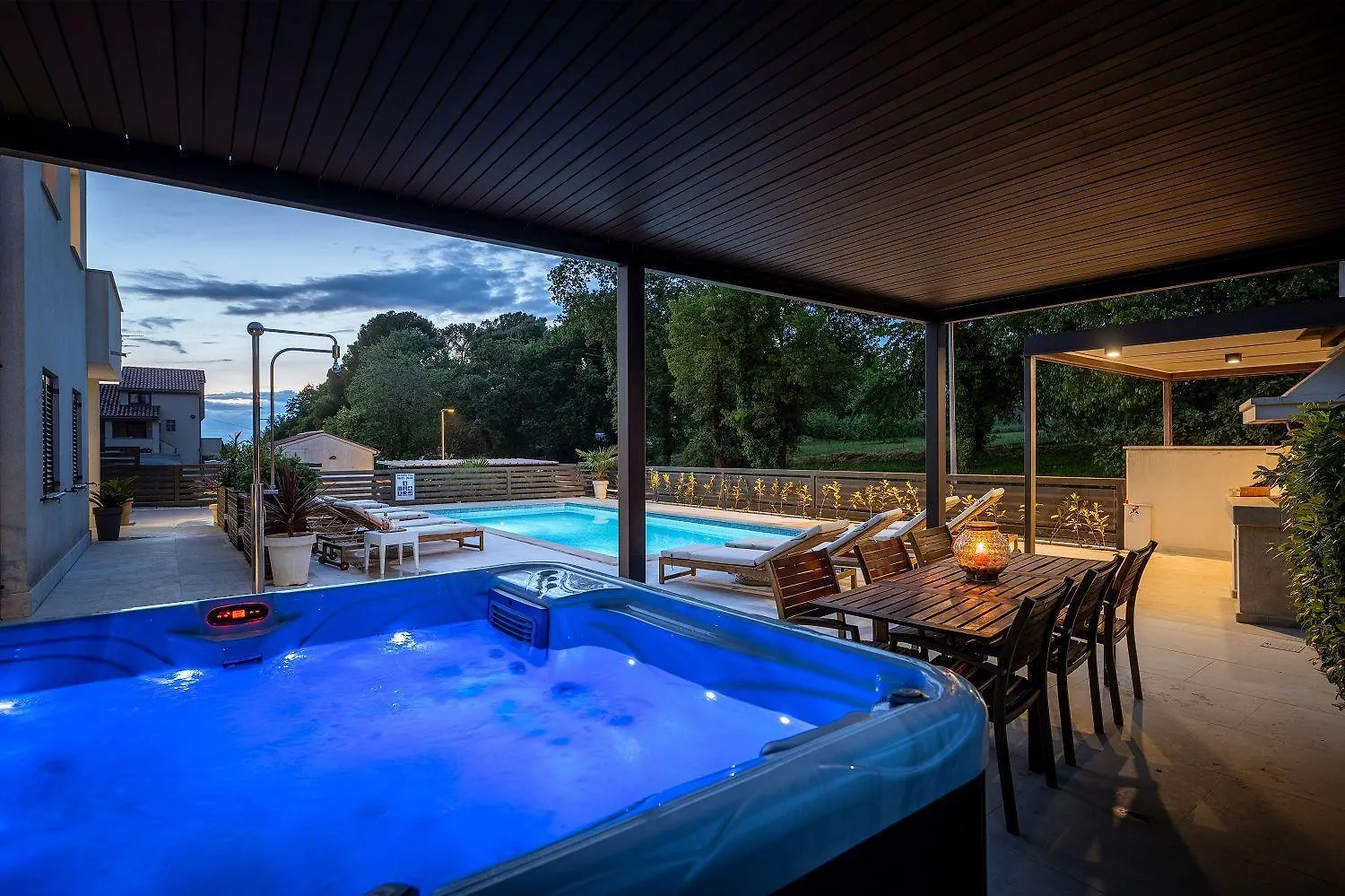 Strandnahes Apartment Mit Jacuzzi, Meerblick, Pool, Privatem Balkon, Nur 100 Meter Zum Strand Funtana 0*,