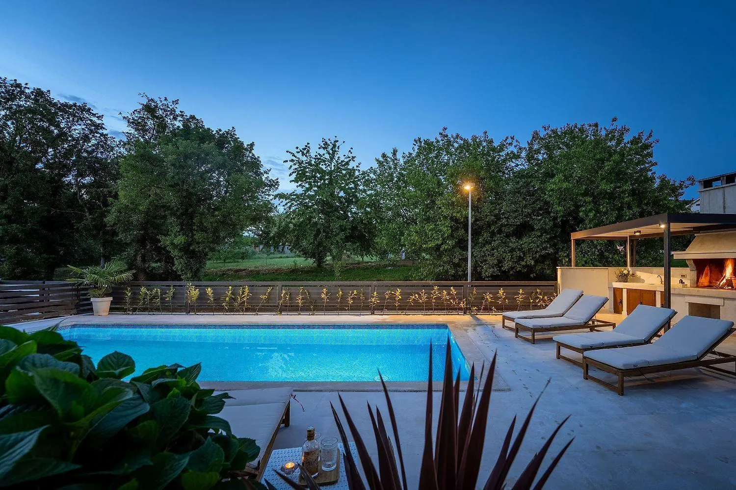 Strandnahes Apartment Mit Jacuzzi, Meerblick, Pool, Privatem Balkon, Nur 100 Meter Zum Strand Funtana