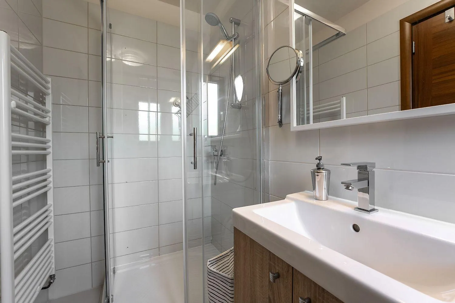 Strandnahes Apartment Mit Jacuzzi, Meerblick, Pool, Privatem Balkon, Nur 100 Meter Zum Strand Funtana