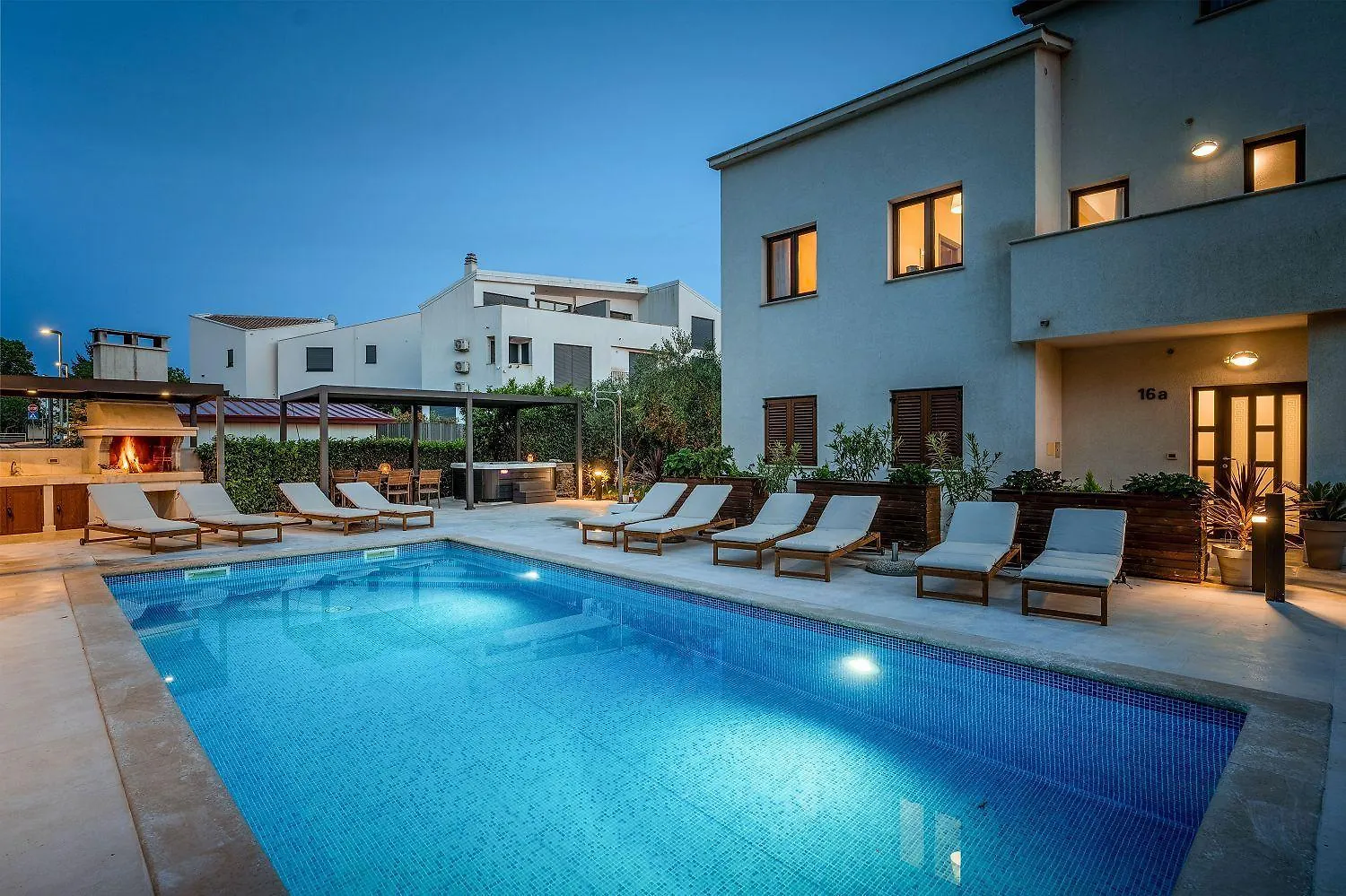 Strandnahes Apartment Mit Jacuzzi, Meerblick, Pool, Privatem Balkon, Nur 100 Meter Zum Strand Funtana