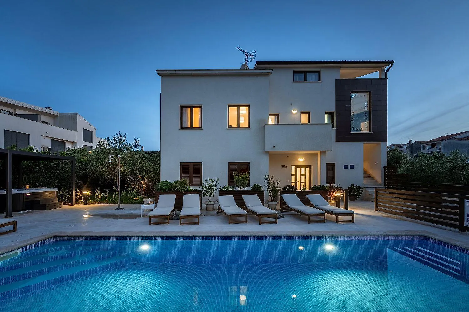 Strandnahes Apartment Mit Jacuzzi, Meerblick, Pool, Privatem Balkon, Nur 100 Meter Zum Strand Funtana
