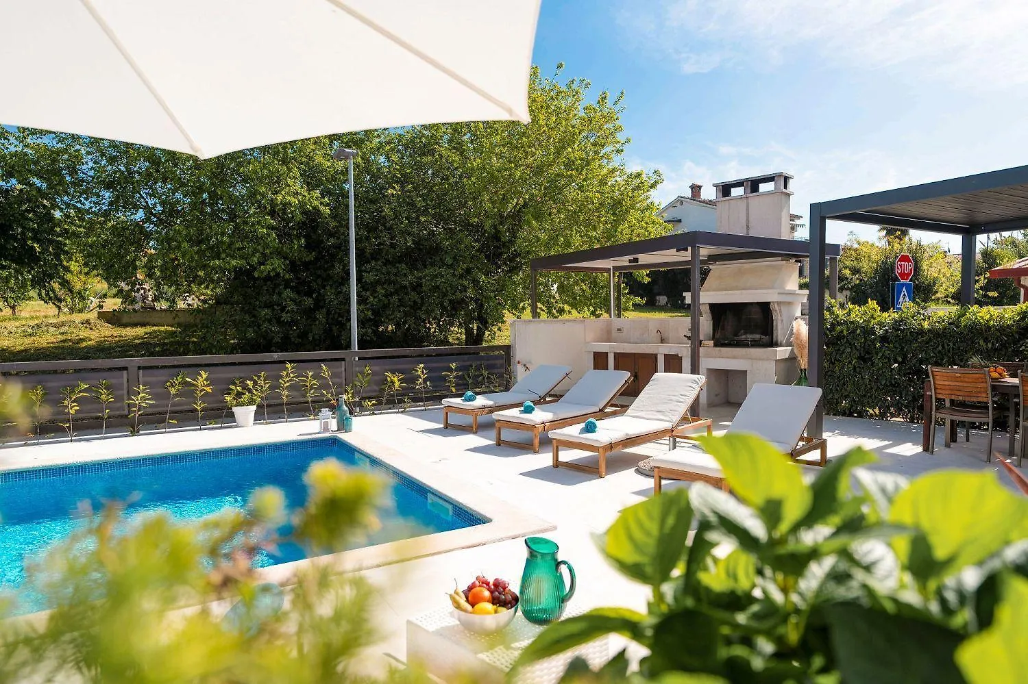 Strandnahes Apartment Mit Jacuzzi, Meerblick, Pool, Privatem Balkon, Nur 100 Meter Zum Strand Funtana