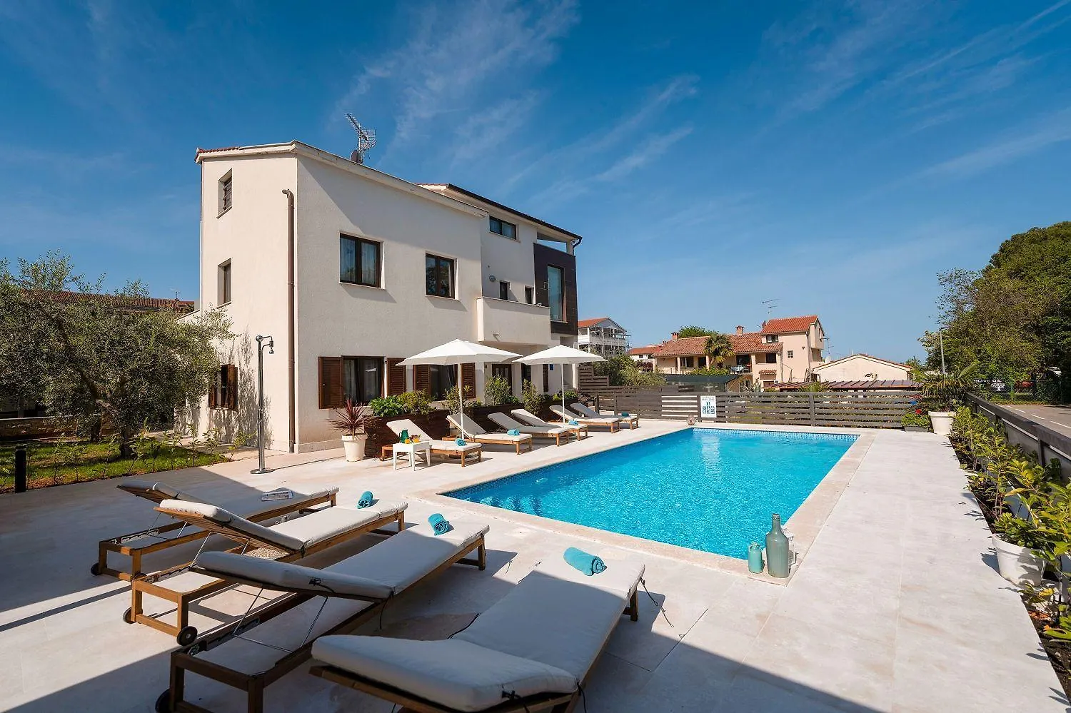 Strandnahes Apartment Mit Jacuzzi, Meerblick, Pool, Privatem Balkon, Nur 100 Meter Zum Strand Funtana 0*,