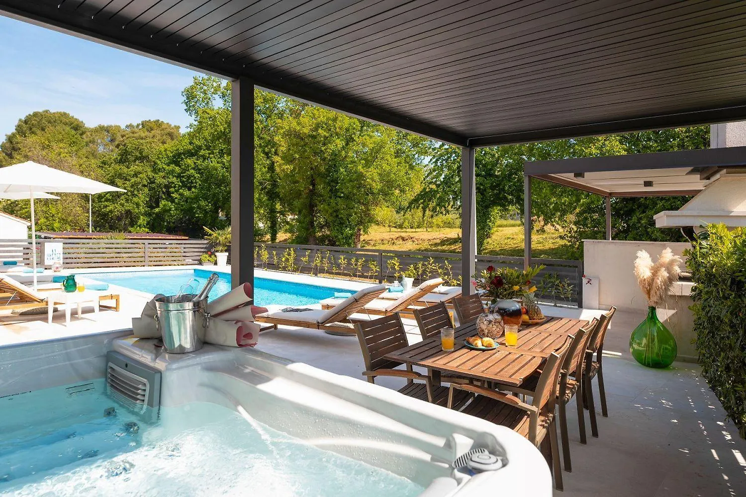 Strandnahes Apartment Mit Jacuzzi, Meerblick, Pool, Privatem Balkon, Nur 100 Meter Zum Strand Funtana Croatia