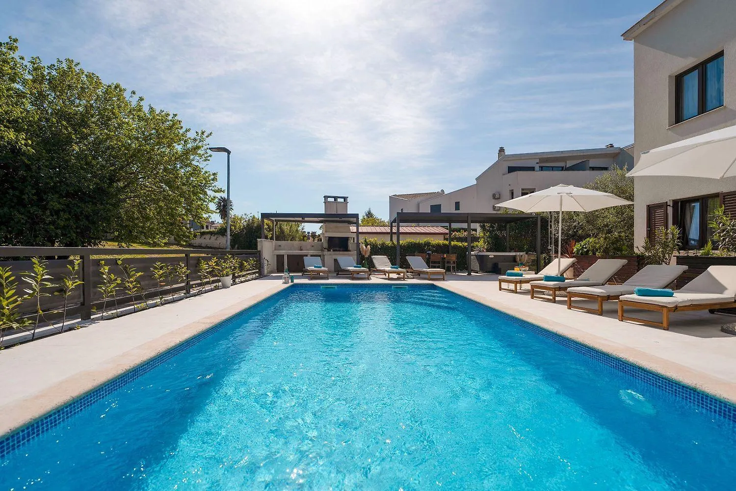 Strandnahes Apartment Mit Jacuzzi, Meerblick, Pool, Privatem Balkon, Nur 100 Meter Zum Strand Funtana