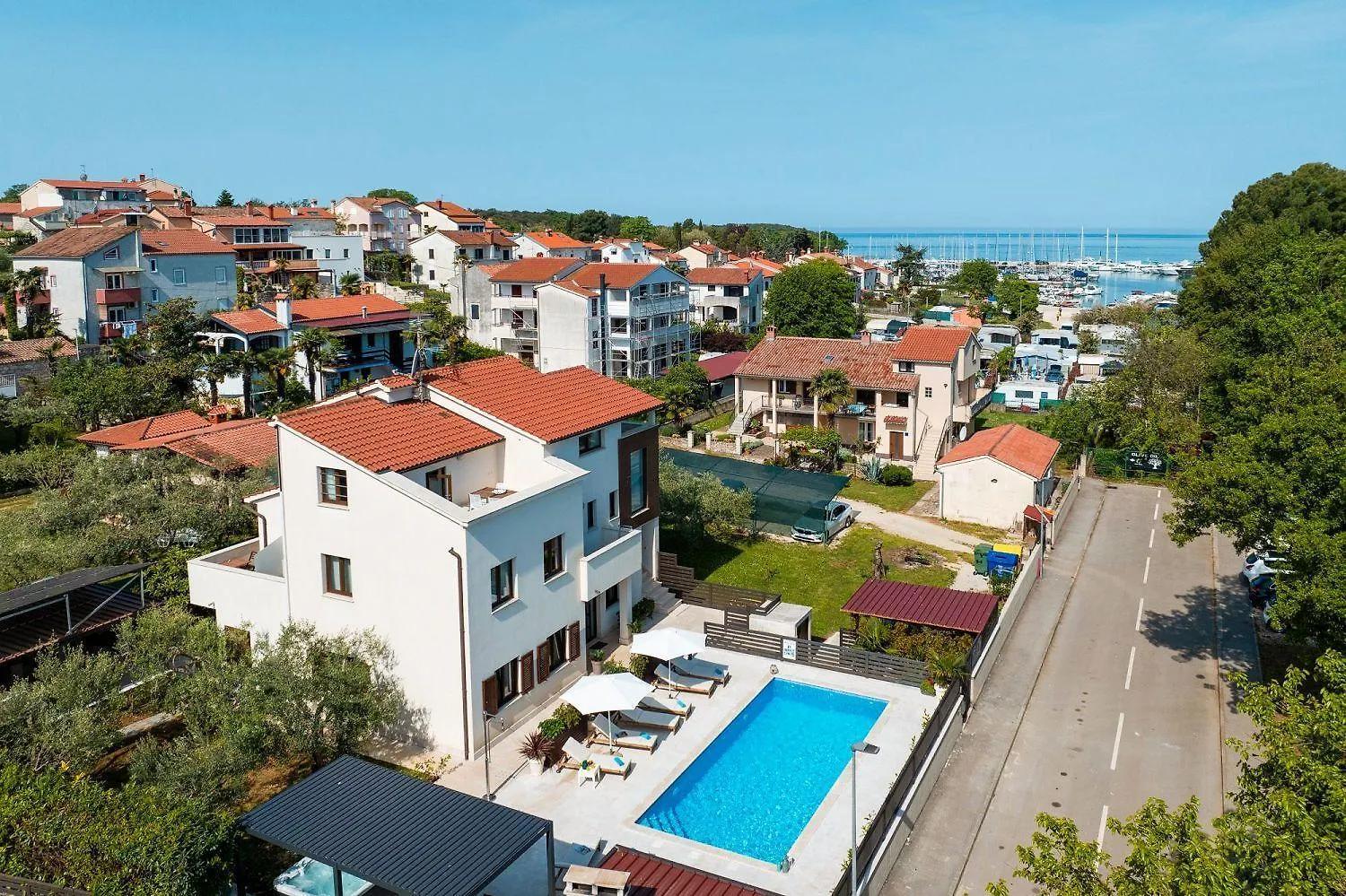 Strandnahes Apartment Mit Jacuzzi, Meerblick, Pool, Privatem Balkon, Nur 100 Meter Zum Strand Funtana Croatia