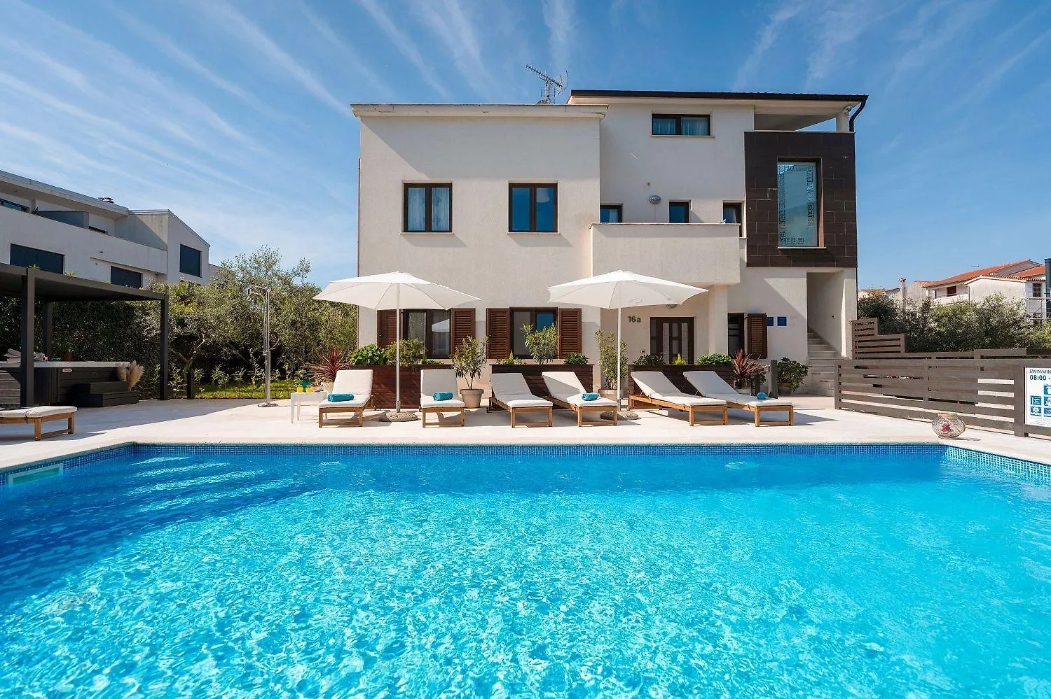 Strandnahes Apartment Mit Jacuzzi, Meerblick, Pool, Privatem Balkon, Nur 100 Meter Zum Strand Funtana 0*,  Croatia